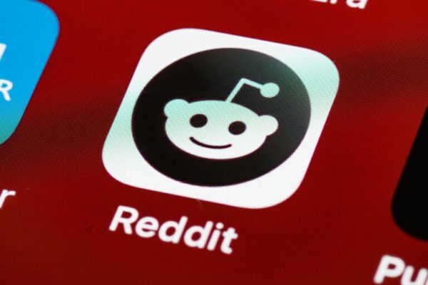 Reddit Icon on phone showing notification