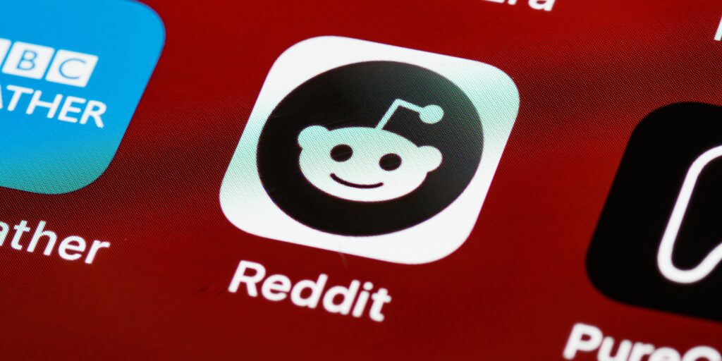 Reddit Icon on phone showing notification